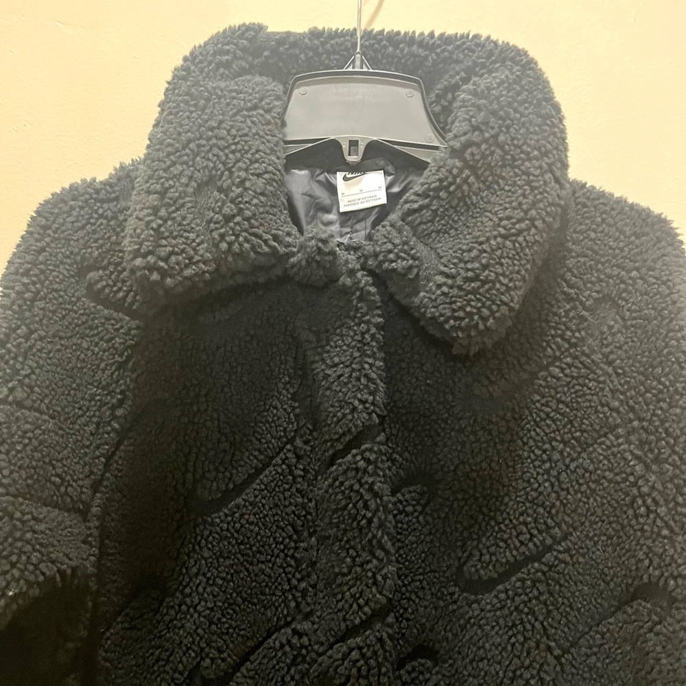 Nike Women’s Loose Fit SZ.M Sherpa Fleece Black Coat - Picture 13 of 13